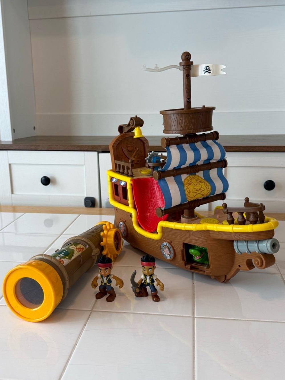 Disney Jake & The Neverland Pirate Ship & Telescope Lot -Ship Talks & Sings 2011 - Picture 16 of 16